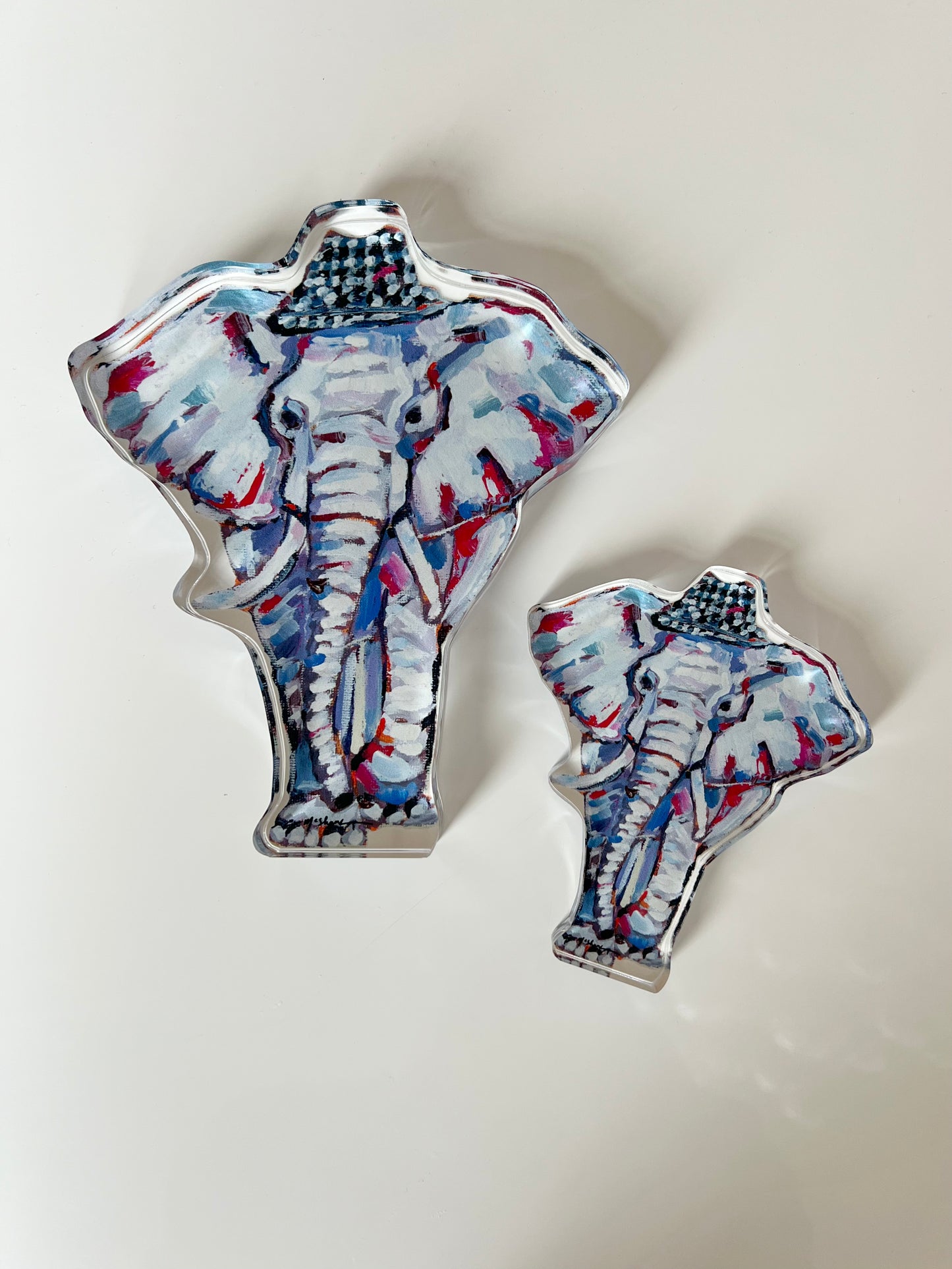 An acrylic tabletop of an Elephant with Bear Bryant hat for University of Alabama college gameday or alumni gifts.