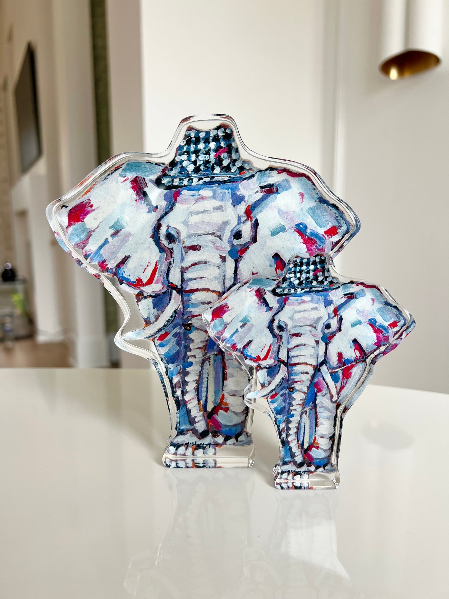 An acrylic tabletop of an Elephant with Bear Bryant hat for University of Alabama college gameday or alumni gifts.